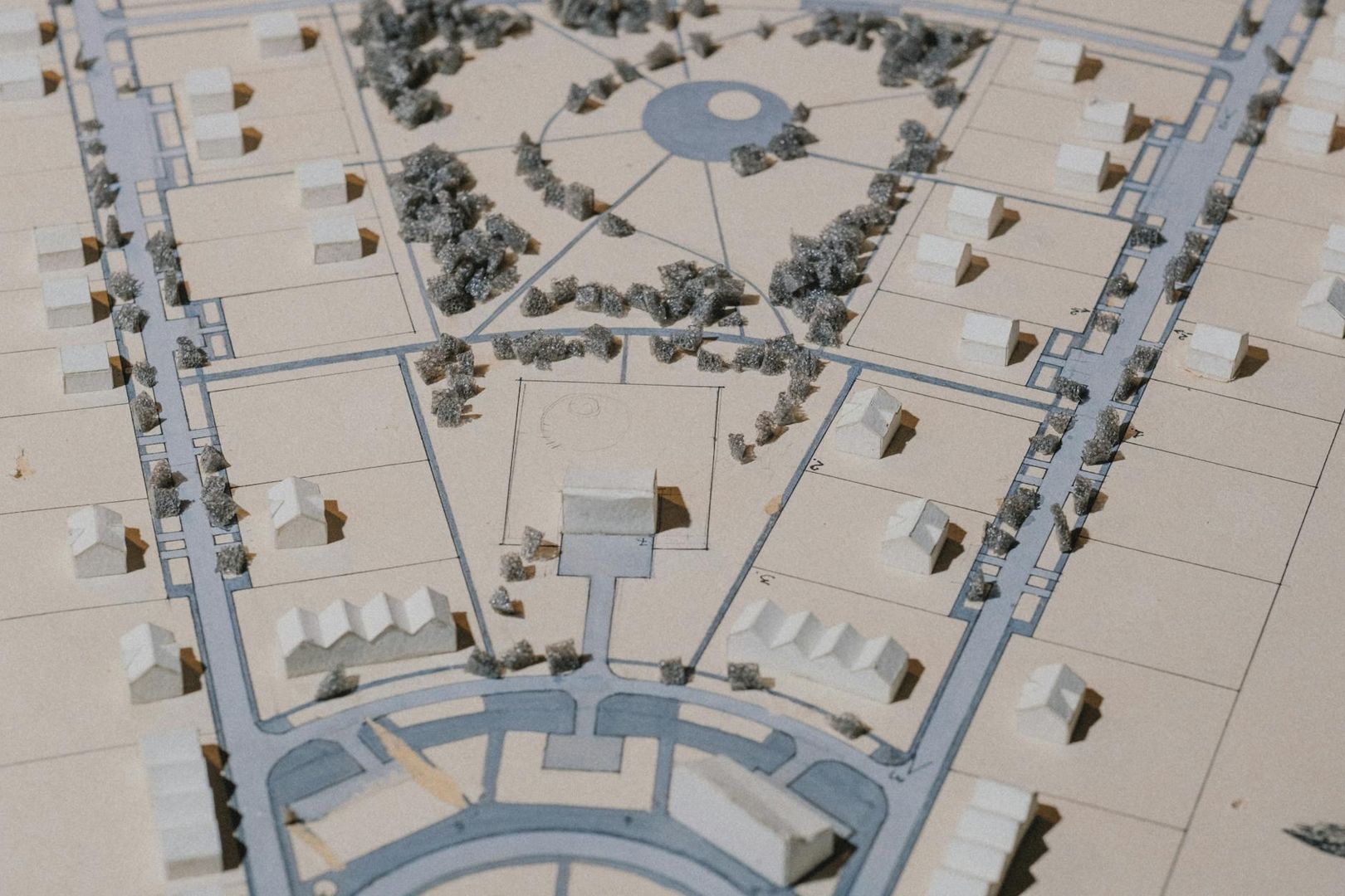Skalmodell av stadsplan med gator, kvarter och små husmoduler